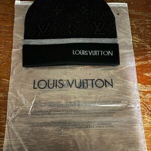 100% *AUTHENTIC* LV eclipse
beanie